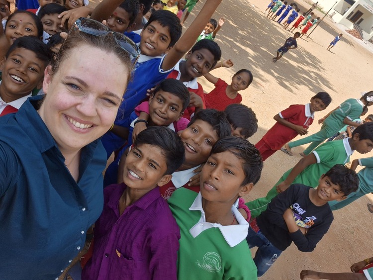 Geschäftsführerin von Kavalkade in Schule in Indien mit Kindern