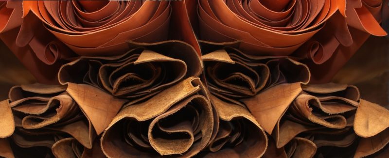 Gestapelte Lederrollen in Brauntönen