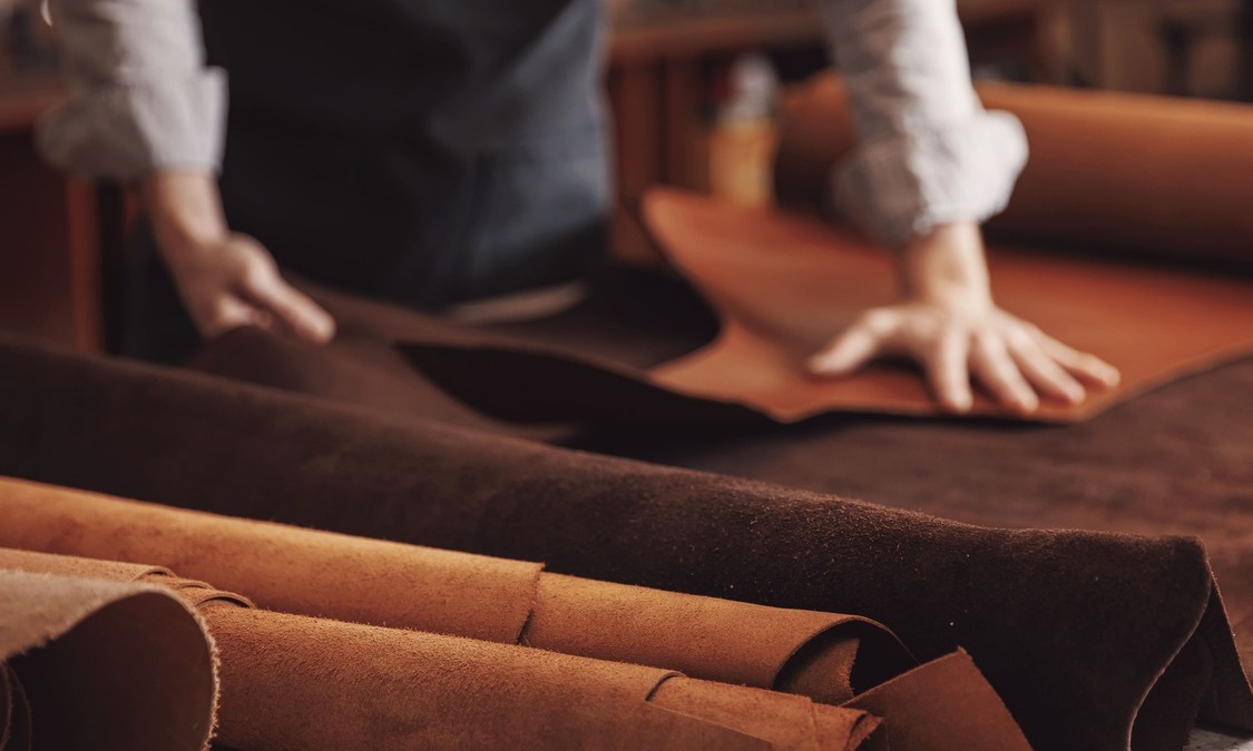 Pflanzlich gegerbte Lederrollen auf Tisch