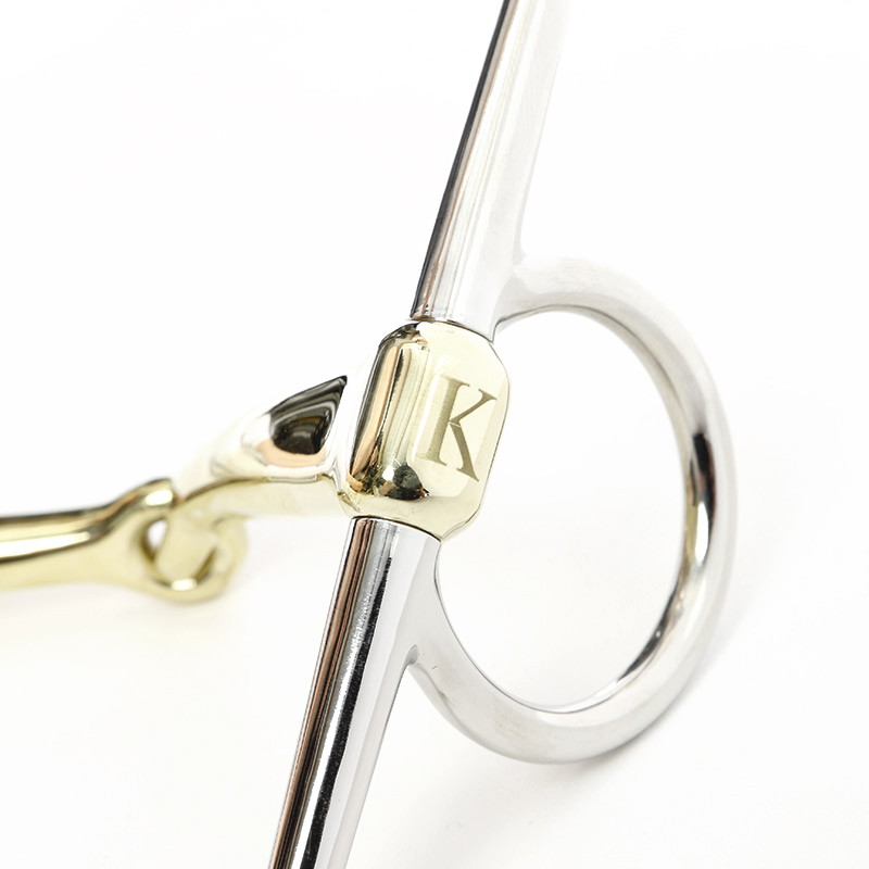 Nahaufnahme von Edelstahl Pferdegebiss von Kavalkade in silber und gold
